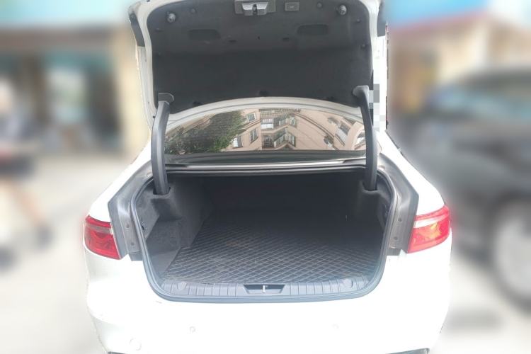 Used Jaguar XFL 2020 XFL 2.0T P200 Two-Wheel-Drive Rally Flag Edition Trunk