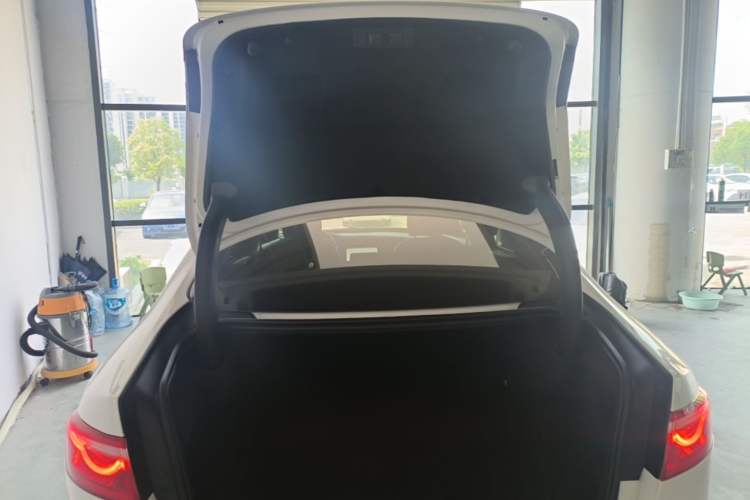 Used Jaguar XFL 2020 XFL 2.0T P200 Two-Wheel-Drive Elite Edition Trunk