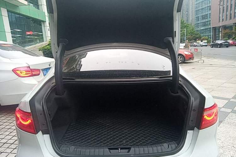 Used Jaguar XFL 2020 XFL 2.0T P200 Two-Wheel-Drive Rally Flag Edition Trunk