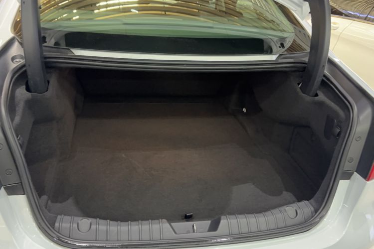 Used Jaguar XFL 2020 XFL 2.0T P200 Two-Wheel-Drive Windflower Edition Trunk