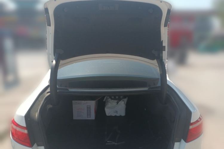 Used Jaguar XFL 2020 XFL 2.0T P200 Two-Wheel-Drive Windflower Edition Trunk