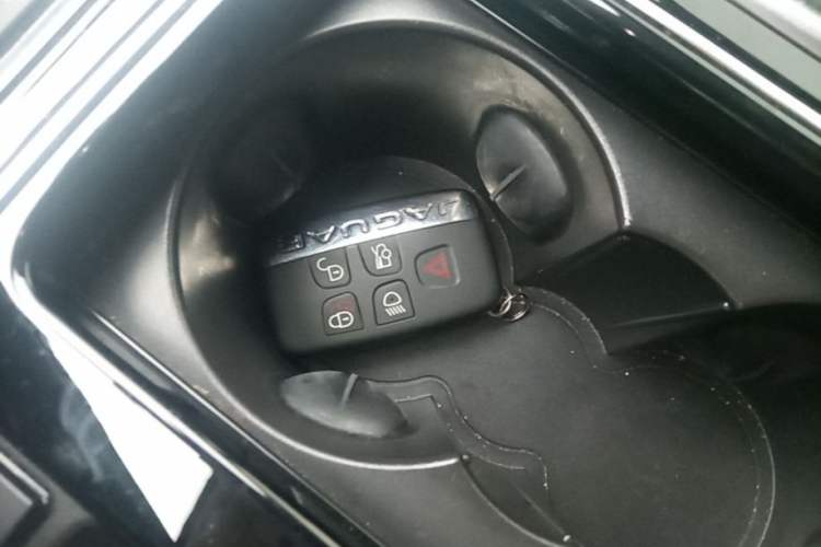 Used Jaguar XFL 2020 XFL 2.0T P200 Two-Wheel-Drive Rally Flag Edition Vehicle Key