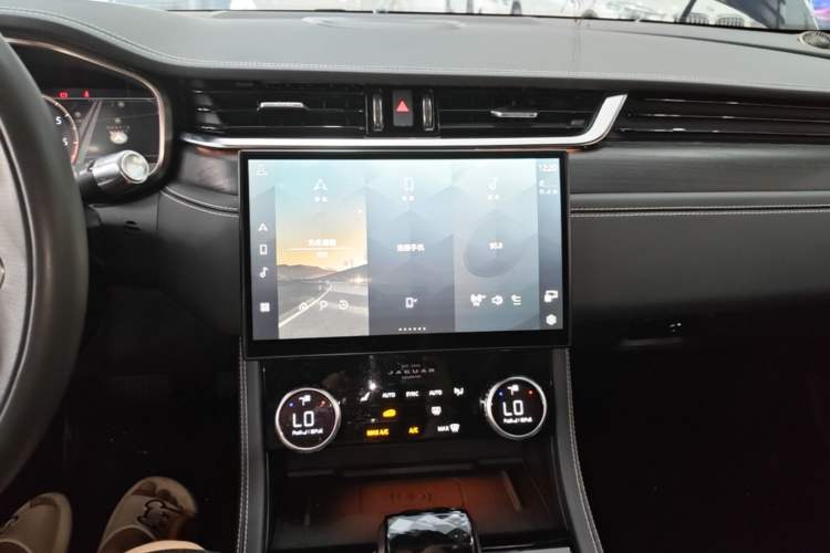 Used Jaguar XFL 2021 XFL 2.0T P250 Two-Wheel-Drive Elite Sport Edition Audio And AC Panel