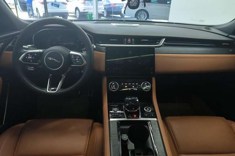 Used Jaguar XFL 2021 XFL 2.0T P250 All-Wheel-Drive Shimmering Black Sport Edition Center Console