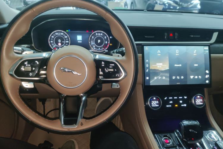Used Jaguar XFL 2021 XFL 2.0T P250 Two-Wheel-Drive Luxury Deluxe Edition Center Console