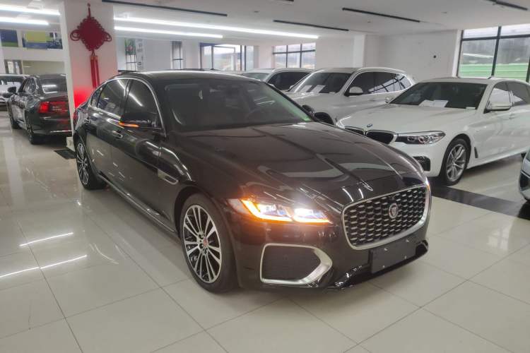 Used Jaguar XFL 2021 XFL 2.0T P250 Two-Wheel-Drive Luxury Deluxe Edition Front Right 45 Deg