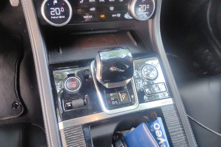 Used Jaguar XFL 2021 XFL 2.0T P250 Two-Wheel-Drive Elite Sport Edition Gear Lever