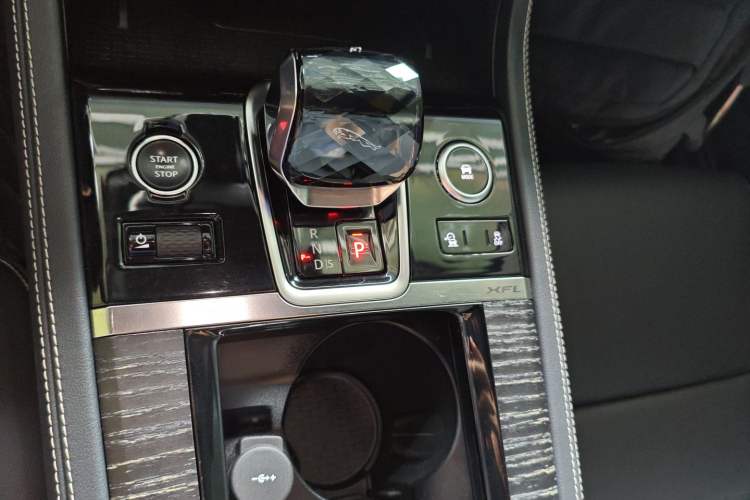 Used Jaguar XFL 2021 XFL 2.0T P250 All-Wheel-Drive Shimmering Black Sport Edition Gear Lever