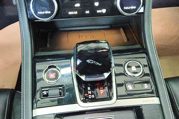 Used Jaguar XFL 2021 XFL 2.0T P250 Two-Wheel-Drive Elite Sport Edition Gear Lever