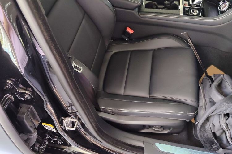 Used Jaguar XFL 2021 XFL 2.0T P250 Two-Wheel-Drive Elite Sport Edition Right Front Seat