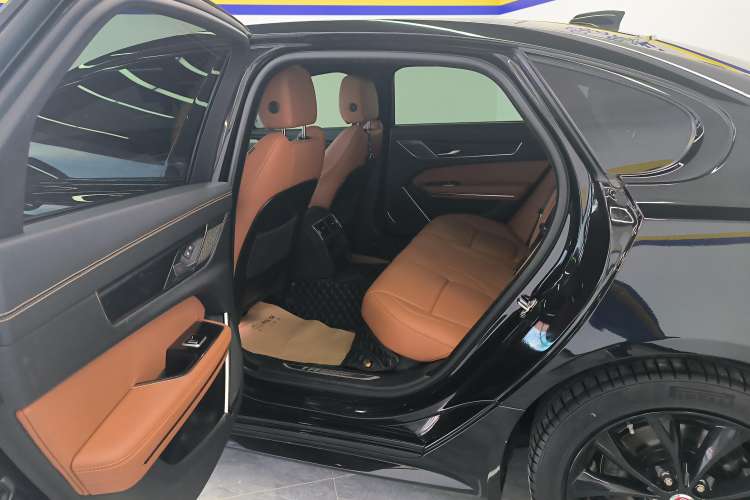 Used Jaguar XFL 2021 XFL 2.0T P250 All-Wheel-Drive Shimmering Black Sport Edition Right Rear Seat