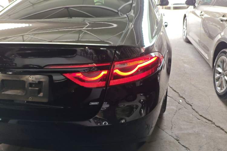 Used Jaguar XFL 2021 XFL 2.0T P250 All-Wheel-Drive Shimmering Black Sport Edition Right Rear Taillight