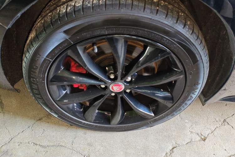 Used Jaguar XFL 2021 XFL 2.0T P250 All-Wheel-Drive Shimmering Black Sport Edition Right Rear Wheel Hub
