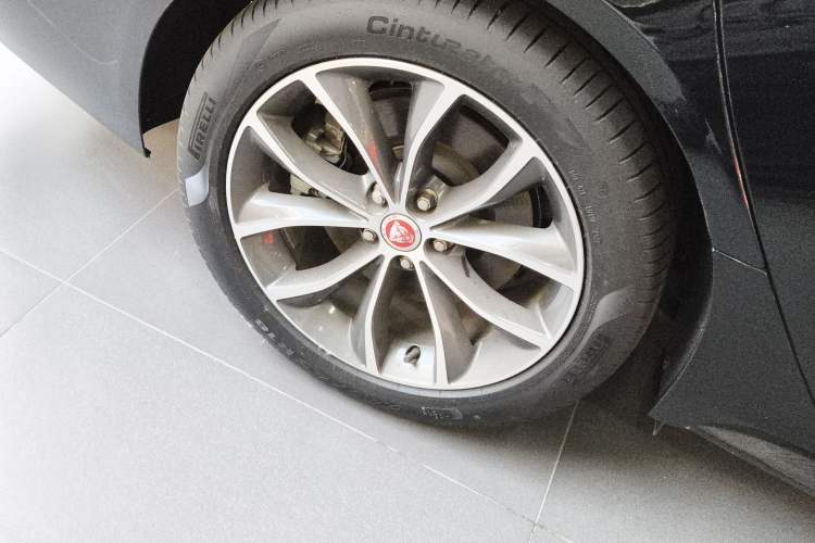 Used Jaguar XFL 2021 XFL 2.0T P250 Two-Wheel-Drive Elite Sport Edition Right Rear Wheel Hub