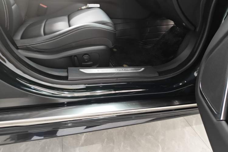 Used Jaguar XFL 2021 XFL 2.0T P250 Two-Wheel-Drive Elite Sport Edition Right Side Sill