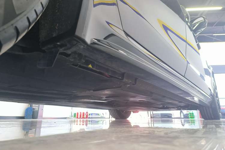 Used Jaguar XFL 2021 XFL 2.0T P250 All-Wheel-Drive Shimmering Black Sport Edition Right Side Sill