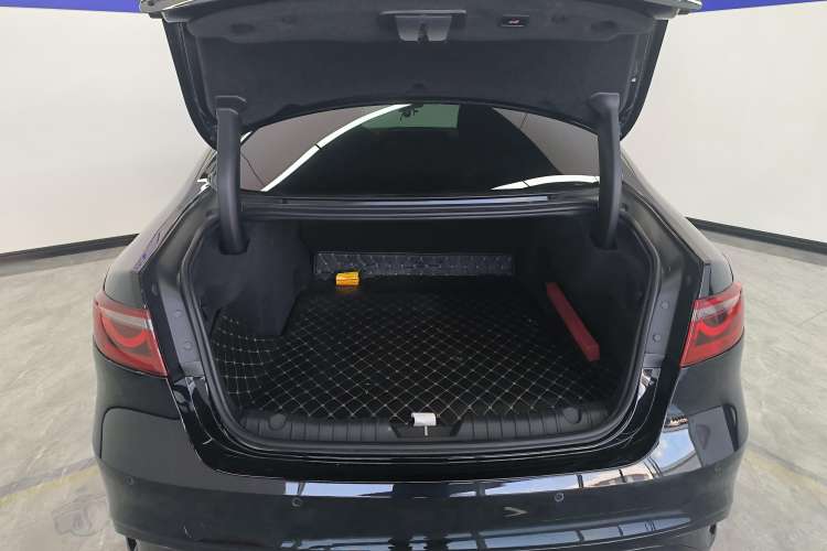 Used Jaguar XFL 2021 XFL 2.0T P250 All-Wheel-Drive Shimmering Black Sport Edition Trunk