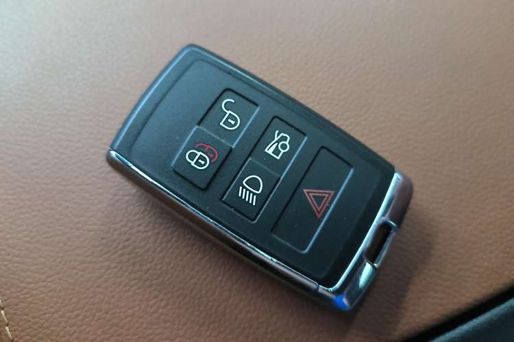 Used Jaguar XFL 2021 XFL 2.0T P250 All-Wheel-Drive Shimmering Black Sport Edition Vehicle Key
