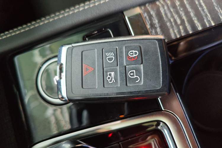 Used Jaguar XFL 2021 XFL 2.0T P250 All-Wheel-Drive Shimmering Black Sport Edition Vehicle Key