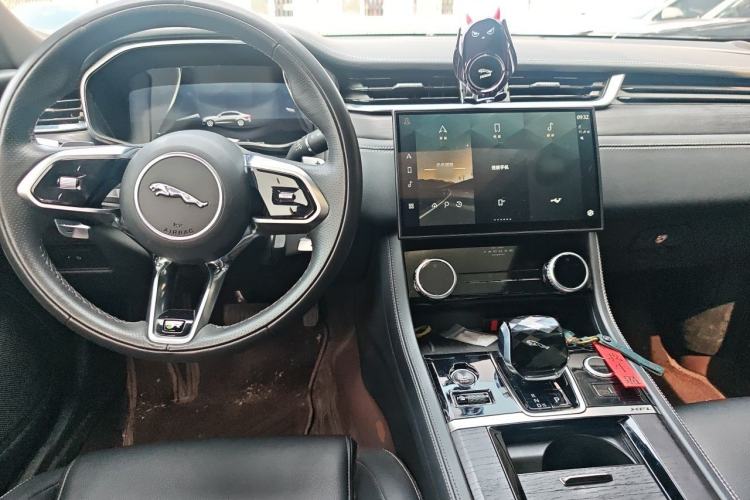 Used Jaguar XFL 2021 XFL 2.0T P250 Two-Wheel-Drive Elite Sport Edition Center Console