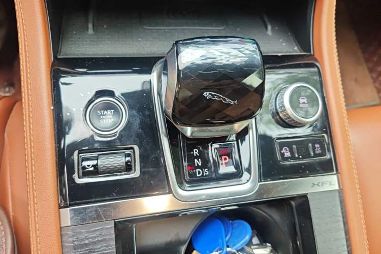 Used Jaguar XFL 2021 XFL 2.0T P250 Two-Wheel-Drive Elite Sport Edition Gear Lever