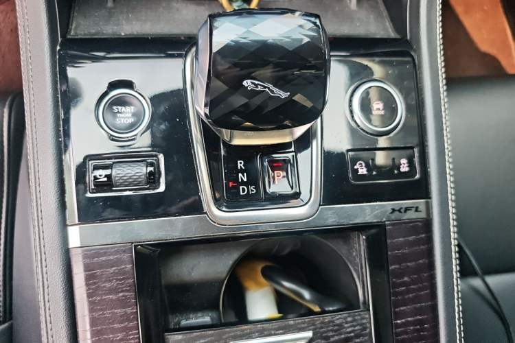 Used Jaguar XFL 2021 XFL 2.0T P250 Two-Wheel-Drive Elite Sport Edition Gear Lever