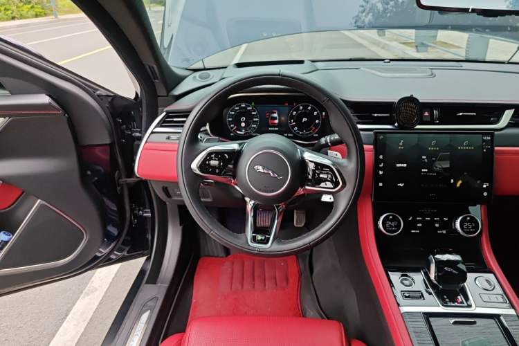 Used Jaguar XFL 2021 XFL 2.0T P300 All-Wheel-Drive Flagship Sport Edition Steering Wheel