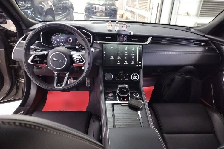 Used Jaguar XFL 2021 XFL 2.0T P250 All-Wheel-Drive Shimmering Black Sport Edition Center Console