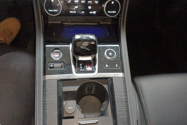 Used Jaguar XFL 2021 XFL 2.0T P250 All-Wheel-Drive Shimmering Black Sport Edition Gear Lever