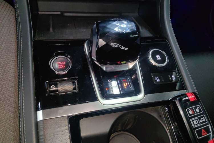 Used Jaguar XFL 2021 XFL 2.0T P250 Two-Wheel-Drive Luxury Deluxe Edition Gear Lever