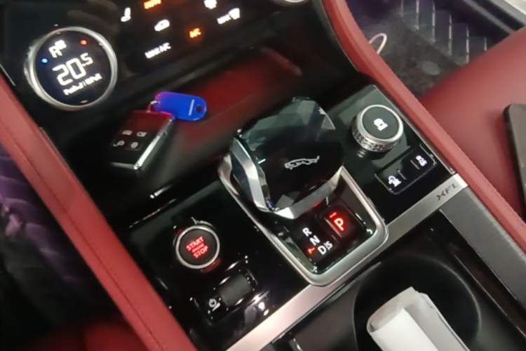 Used Jaguar XFL 2021 XFL 2.0T P250 Two-Wheel-Drive Elite Sport Edition Gear Lever