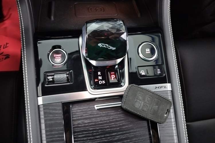 Used Jaguar XFL 2021 XFL 2.0T P250 All-Wheel-Drive Shimmering Black Sport Edition Gear Lever