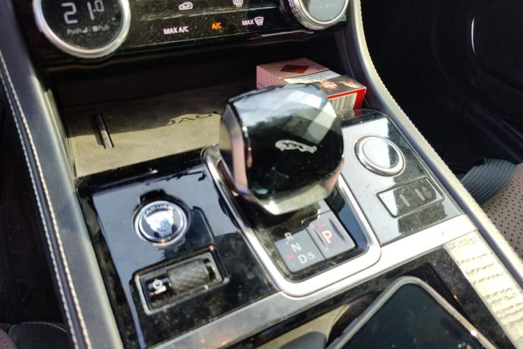 Used Jaguar XFL 2021 XFL 2.0T P250 Two-Wheel-Drive Elite Sport Edition Gear Lever