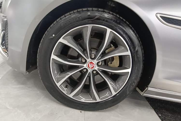 Used Jaguar XFL 2021 XFL 2.0T P250 Two-Wheel-Drive Elite Sport Edition Left Front Wheel Hub