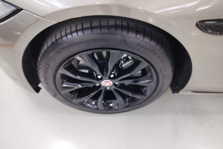 Used Jaguar XFL 2021 XFL 2.0T P250 All-Wheel-Drive Shimmering Black Sport Edition Left Front Wheel Hub