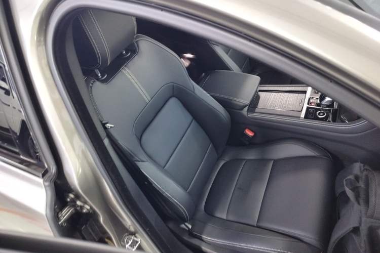 Used Jaguar XFL 2021 XFL 2.0T P250 All-Wheel-Drive Shimmering Black Sport Edition Right Front Seat