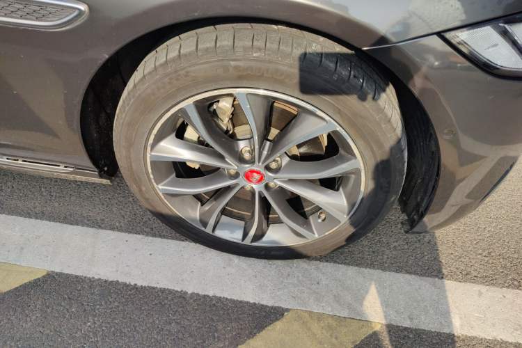 Used Jaguar XFL 2021 XFL 2.0T P250 Two-Wheel-Drive Elite Sport Edition Right Front Wheel Hub