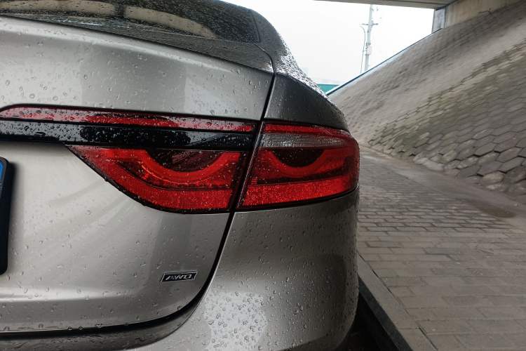Used Jaguar XFL 2021 XFL 2.0T P250 All-Wheel-Drive Shimmering Black Sport Edition Right Rear Taillight