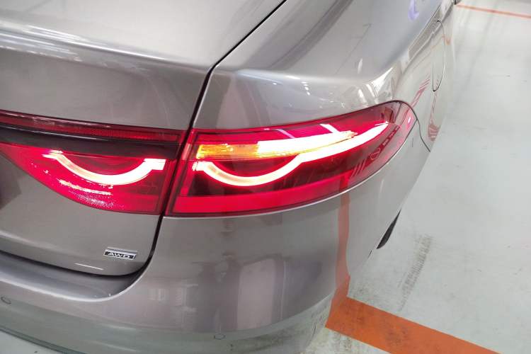 Used Jaguar XFL 2021 XFL 2.0T P250 All-Wheel-Drive Shimmering Black Sport Edition Right Rear Taillight