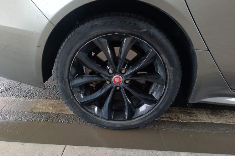 Used Jaguar XFL 2021 XFL 2.0T P250 All-Wheel-Drive Shimmering Black Sport Edition Right Rear Wheel Hub