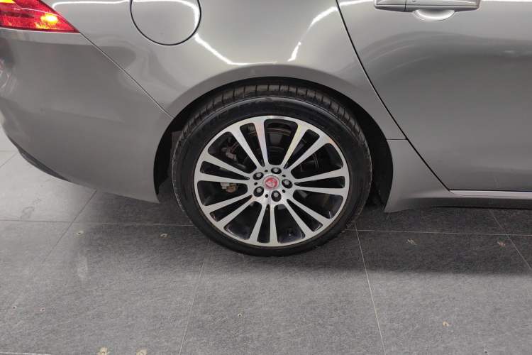 Used Jaguar XFL 2021 XFL 2.0T P250 Two-Wheel-Drive Luxury Deluxe Edition Right Rear Wheel Hub