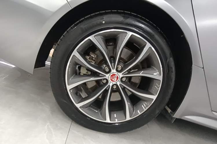 Used Jaguar XFL 2021 XFL 2.0T P250 Two-Wheel-Drive Elite Sport Edition Right Rear Wheel Hub