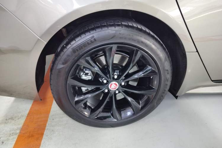 Used Jaguar XFL 2021 XFL 2.0T P250 All-Wheel-Drive Shimmering Black Sport Edition Right Rear Wheel Hub