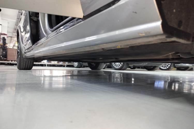 Used Jaguar XFL 2021 XFL 2.0T P250 All-Wheel-Drive Shimmering Black Sport Edition Right Side Sill