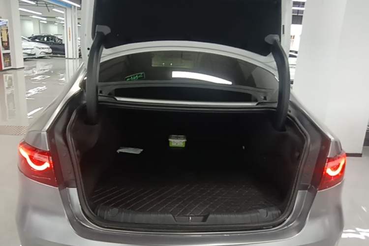 Used Jaguar XFL 2021 XFL 2.0T P250 Two-Wheel-Drive Elite Sport Edition Trunk