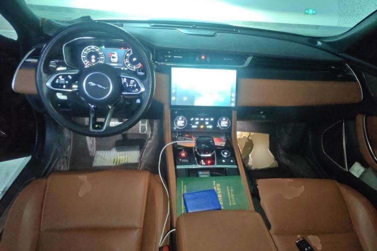 Used Jaguar XFL 2021 XFL 2.0T P250 All-Wheel-Drive Shimmering Black Sport Edition Center Console