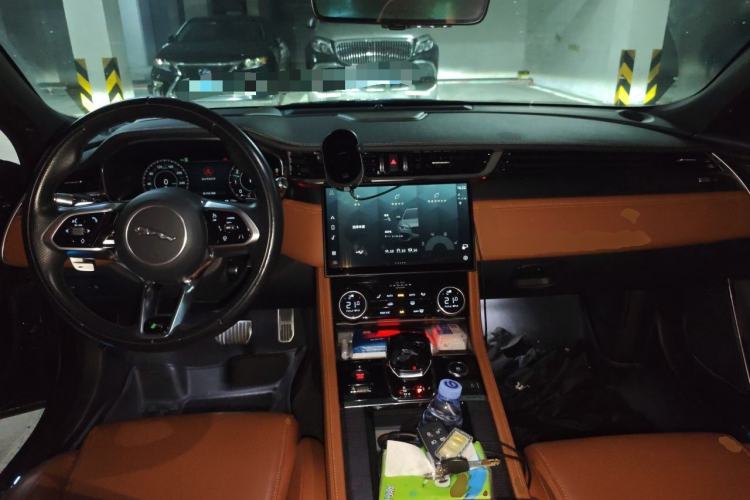 Used Jaguar XFL 2021 XFL 2.0T P300 All-Wheel-Drive Flagship Sport Edition Center Console