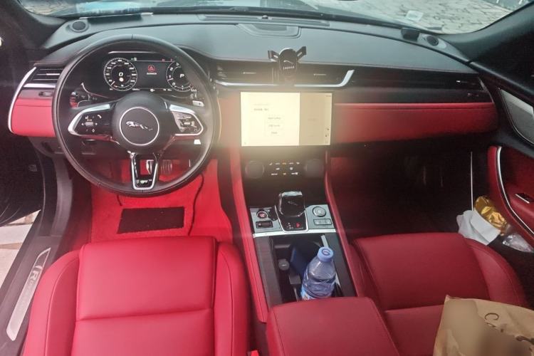 Used Jaguar XFL 2021 XFL 2.0T P250 All-Wheel-Drive Shimmering Black Sport Edition Center Console