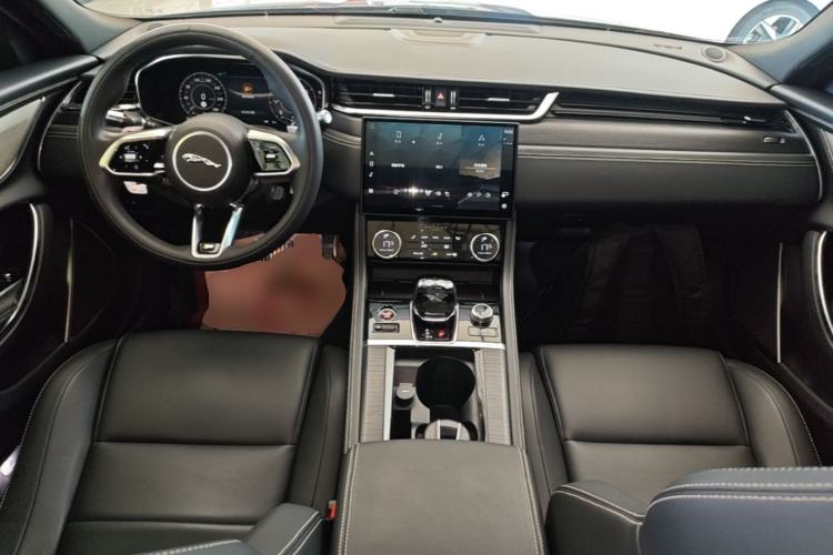 Used Jaguar XFL 2021 XFL 2.0T P250 All-Wheel-Drive Shimmering Black Sport Edition Center Console
