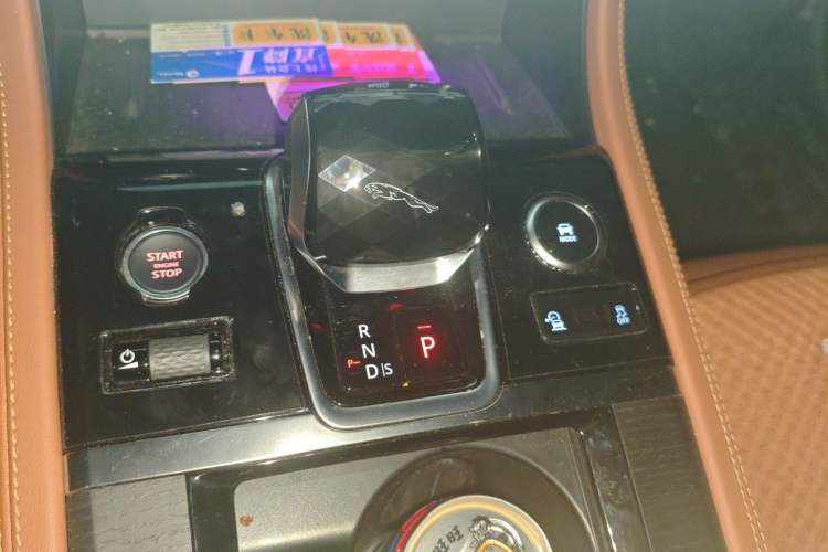 Used Jaguar XFL 2021 XFL 2.0T P250 Two-Wheel-Drive Elite Sport Edition Gear Lever